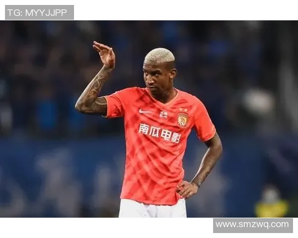 大牌足球明星因失误遭遇背锅视频引发球迷热议与讨论